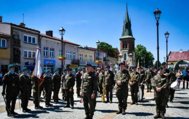 Uroczysta przysięga żołnierzy WOT na rynku w Strzyżowie