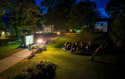 Plenerowy pokaz filmu „Brzdąc” w Wiśniowej