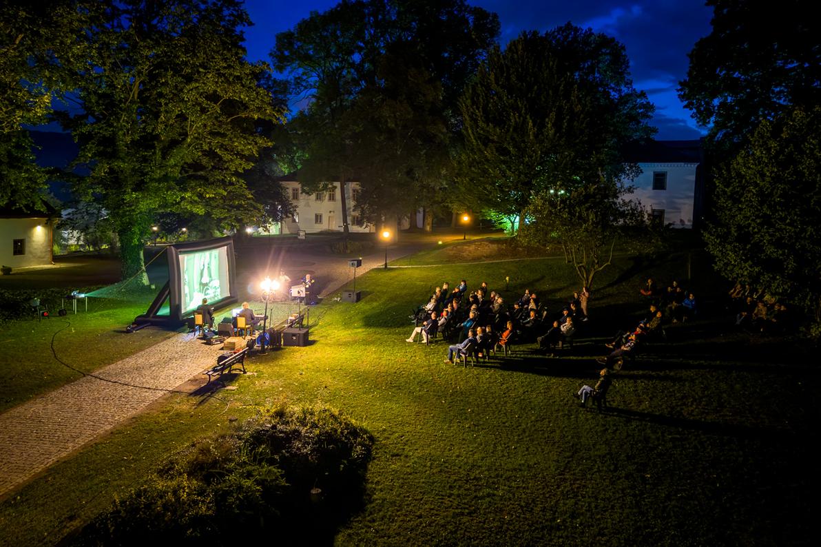 Plenerowy pokaz filmu &bdquo;Brzdąc&rdquo; w&nbsp;Wiśniowej