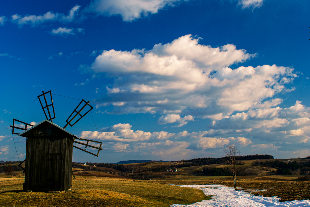 Na zdjęciu zabytkowy wiatrak w&nbsp;R&oacute;żance