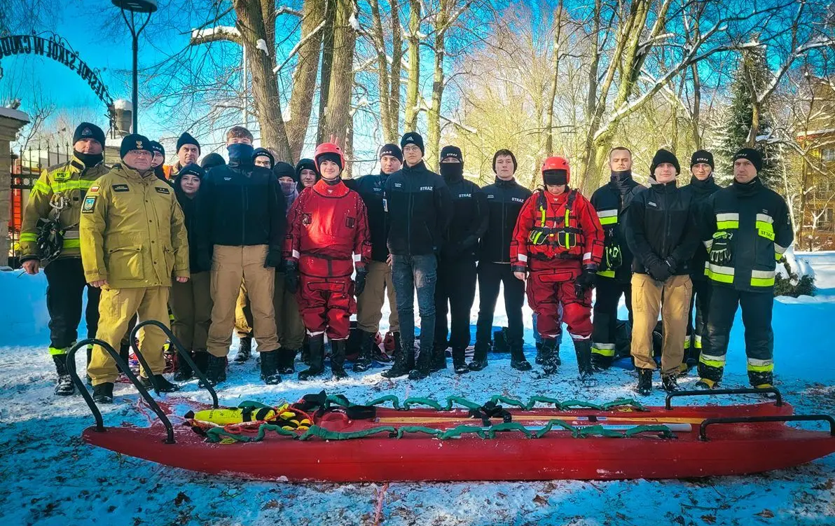 Ćwiczenia z ratownictwa lodowego dla młodzieży z ZS w Czudcu