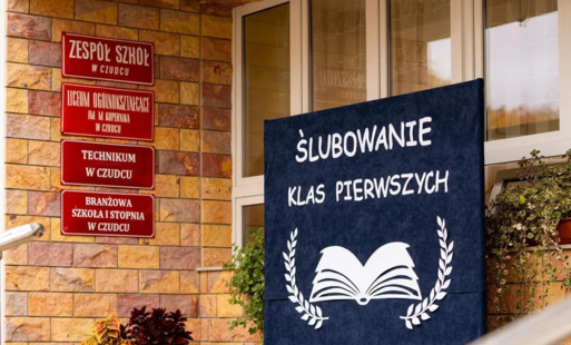 Uczniowie klas pierwszych Zespołu Szkół w Czudcu złożyli uroczyste ślubowanie