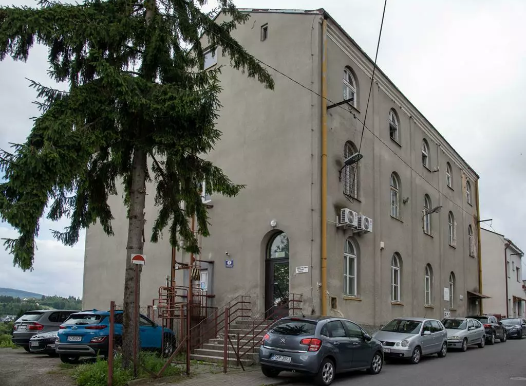 Zdjęcie przedstawia budynek należący do Powiatu przy ul. Dąbrowskiego w&nbsp;Strzyżowie