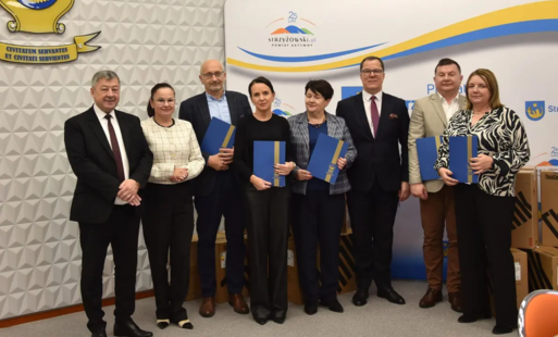 grupa dyrektorów w towarzystwie Starosty i  Wicestarosty 