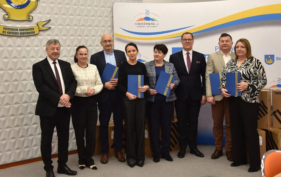 Grupa nauczycieli i&nbsp;dyrektor&oacute;w w&nbsp;towarzystwie Starosty, Wicestarosty i&nbsp;Pani Sekretarz