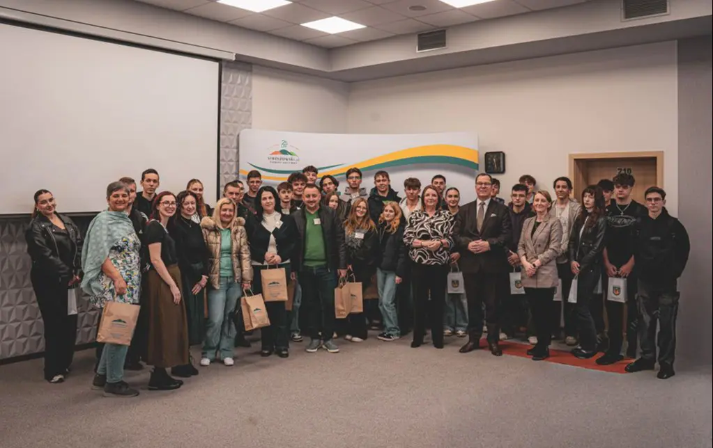 Uczestnicy spotkania wraz z&nbsp;władzami Starostwa