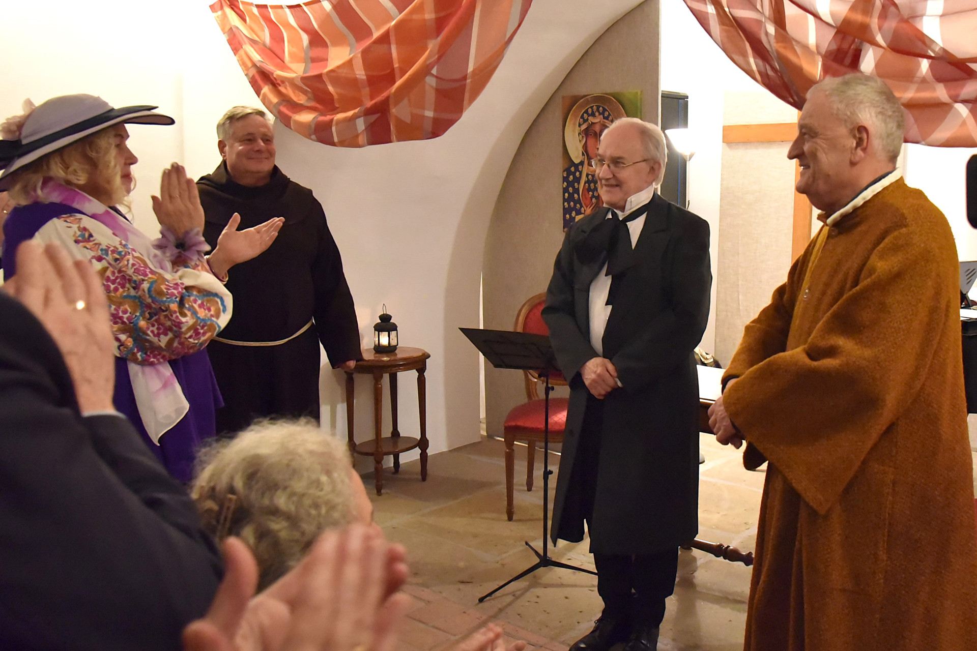 Artystyczny wieczór w Galerii Oficyna w Wiśniowej: „Pan Tadeusz” i finisaż wystawy Elżbiety Wesołkin